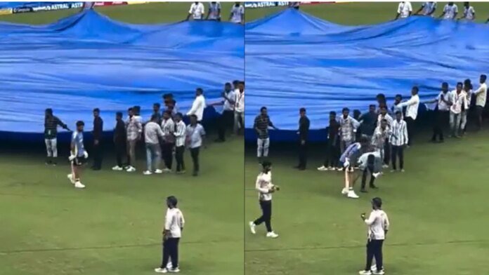 Ground Staff Touching Virat Kohli S Feet